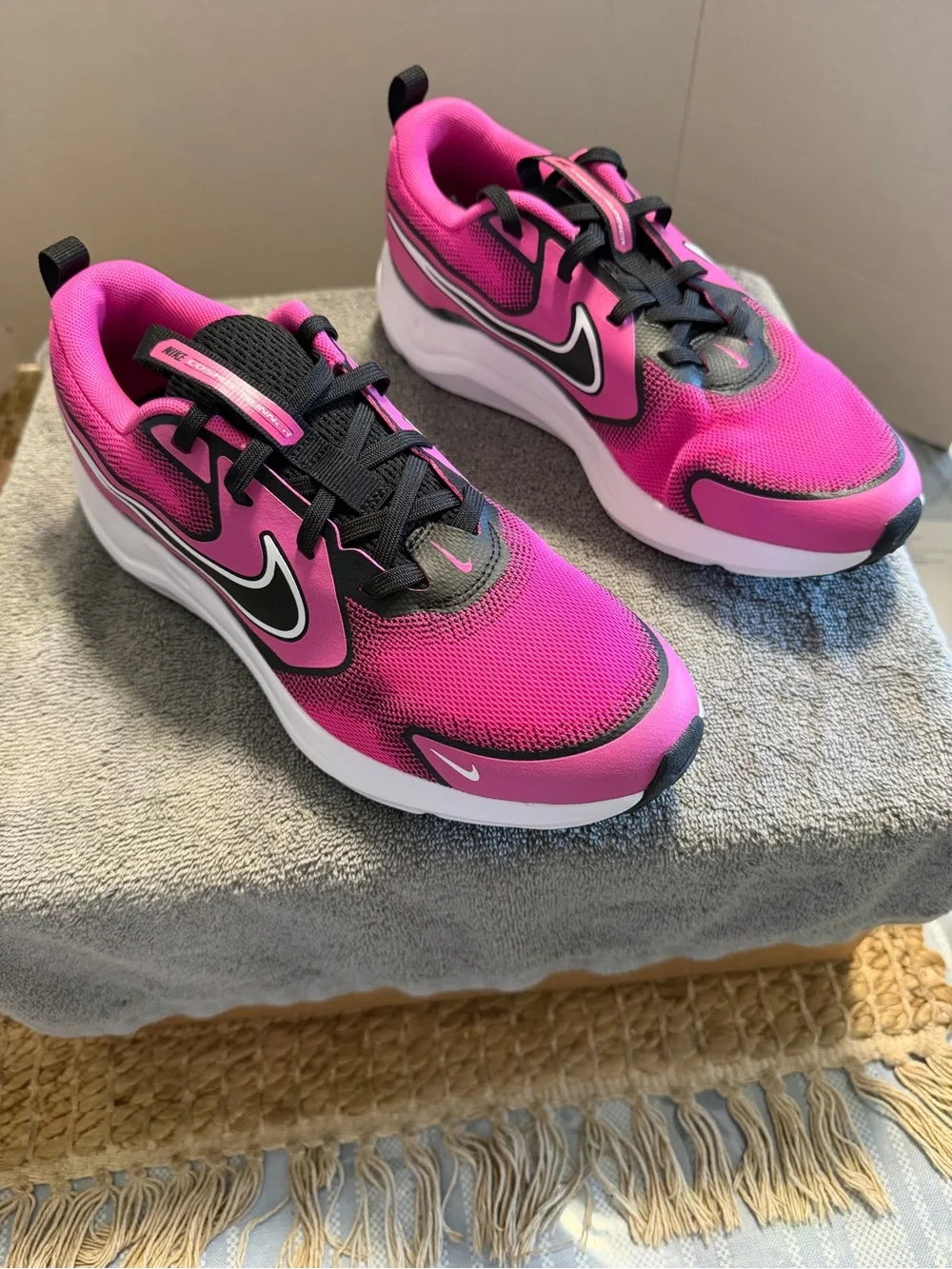 Nike Cosmic Runner Hot Pink/Black Sneakers Size 6.5Y NWOT-no box